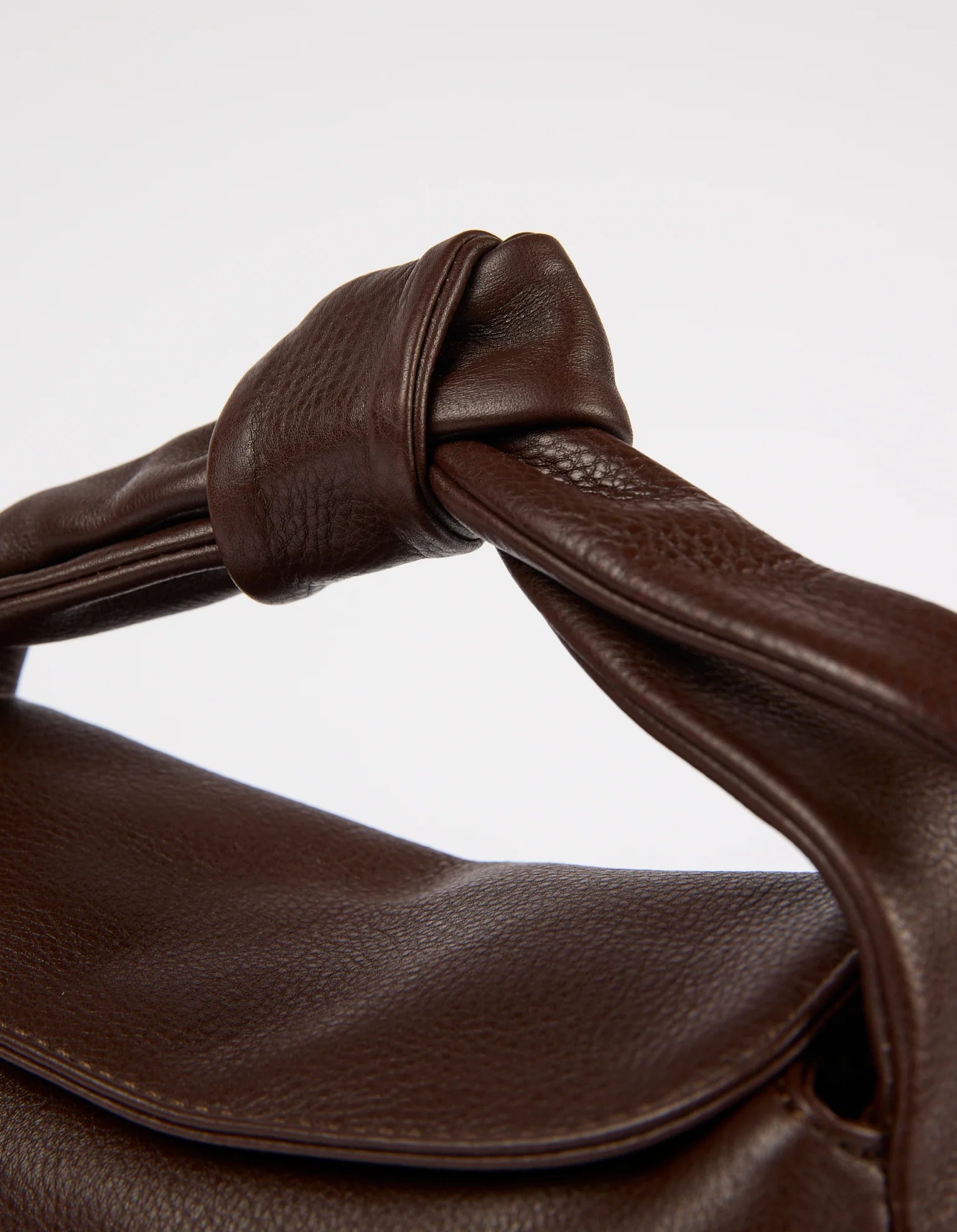 Nachhaltige Ledertasche Coco – halbmondförmiges Design, fair produziert