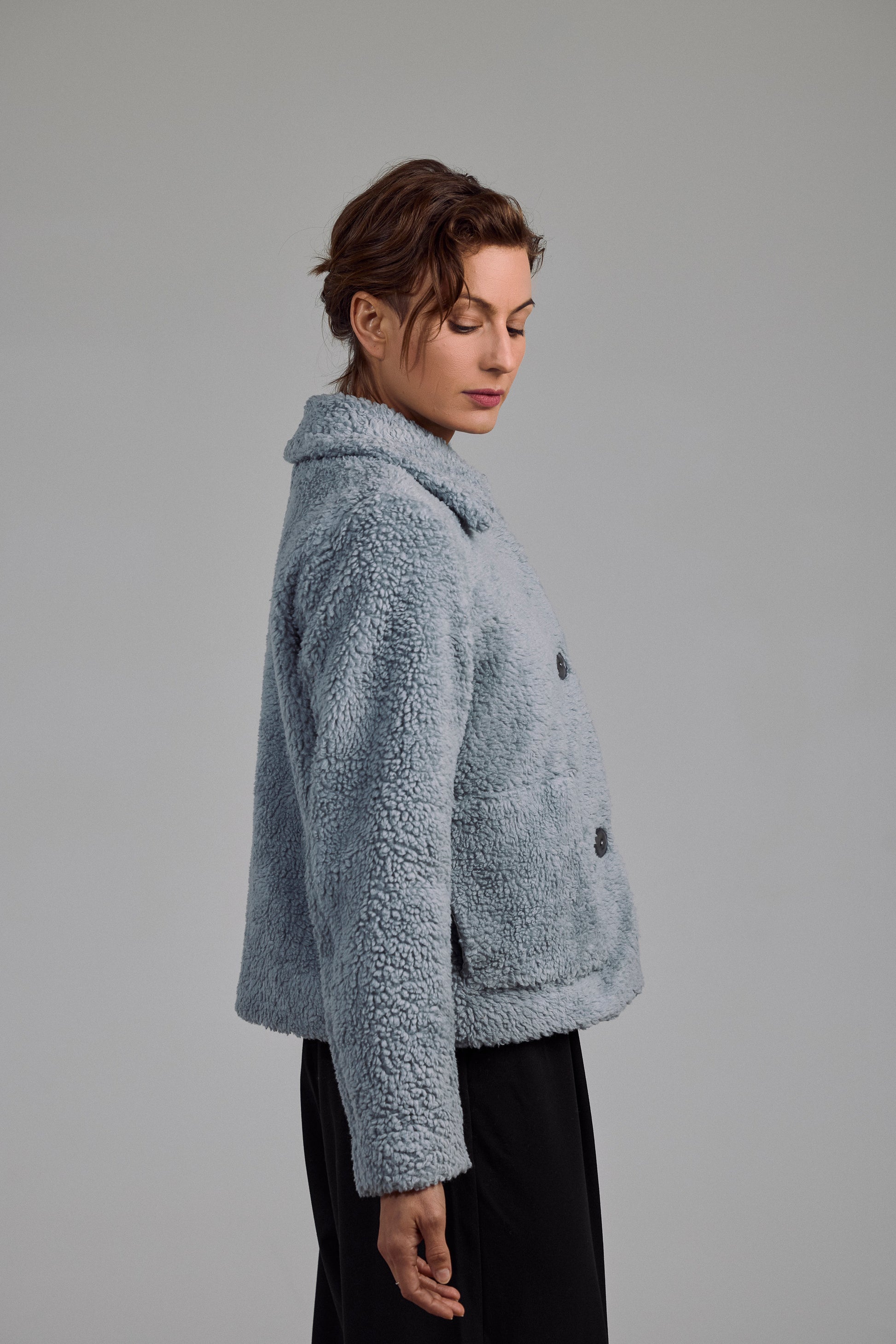 Flauschige Teddyjacke in Grau-Blau aus Baumwollmix – minimalistisches Fair Fashion Design aus Vorarlberg.