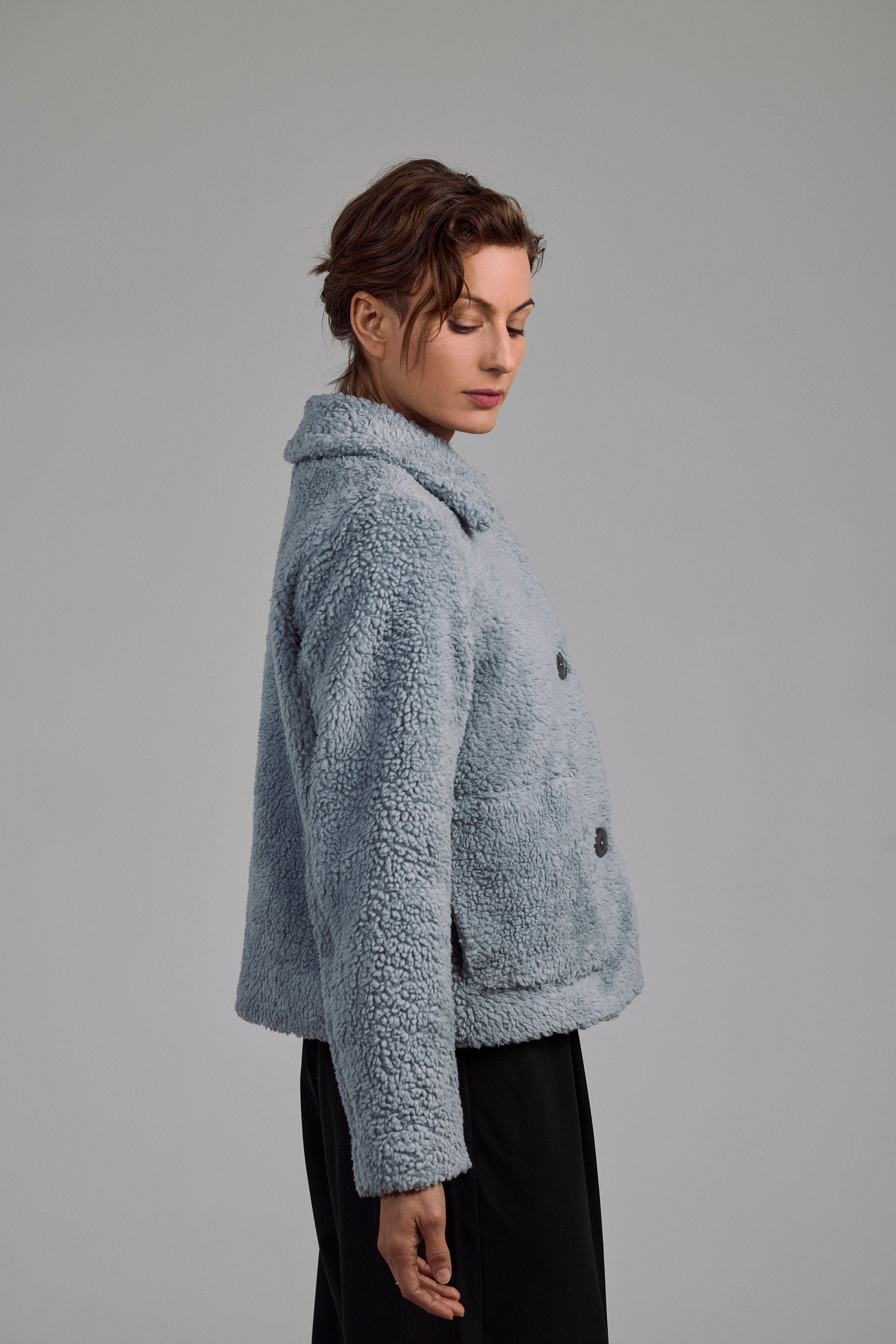 Flauschige Teddyjacke in Grau-Blau aus Baumwollmix – minimalistisches Fair Fashion Design aus Vorarlberg.