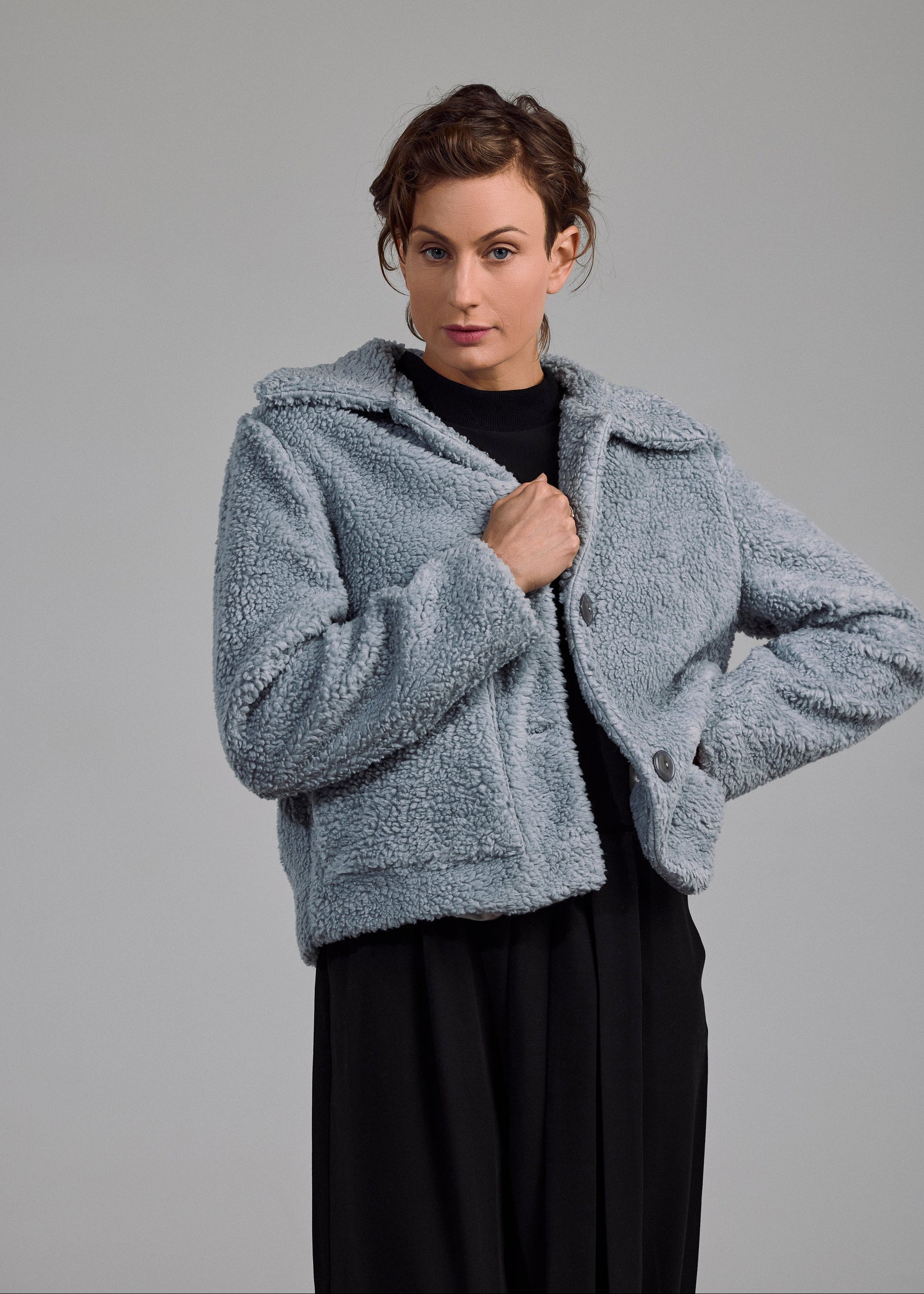 Eline Teddyjacke kombiniert mit Jumpsuite – weiches Statement-Piece für feminine Herbst-Looks.