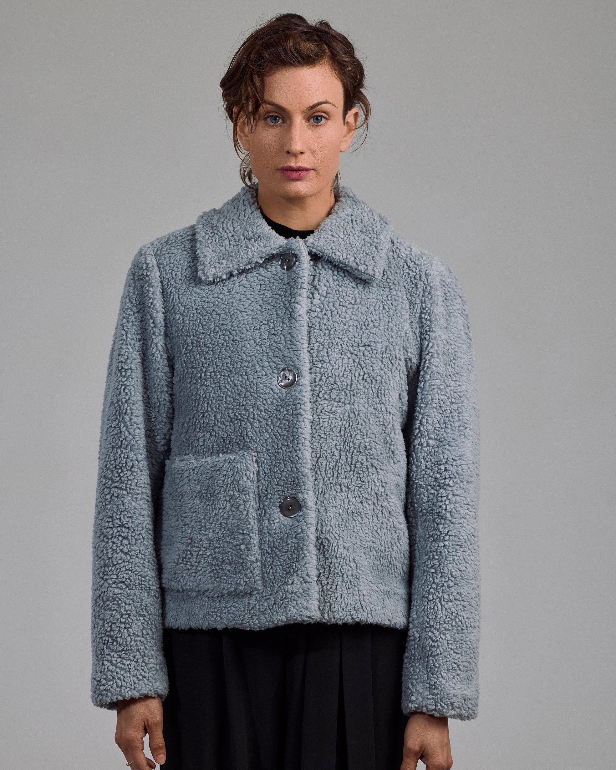 Detail der aufgesetzten Tasche mit Knopf – verspieltes Design-Element der Teddyjacke Eline von Maiken K.