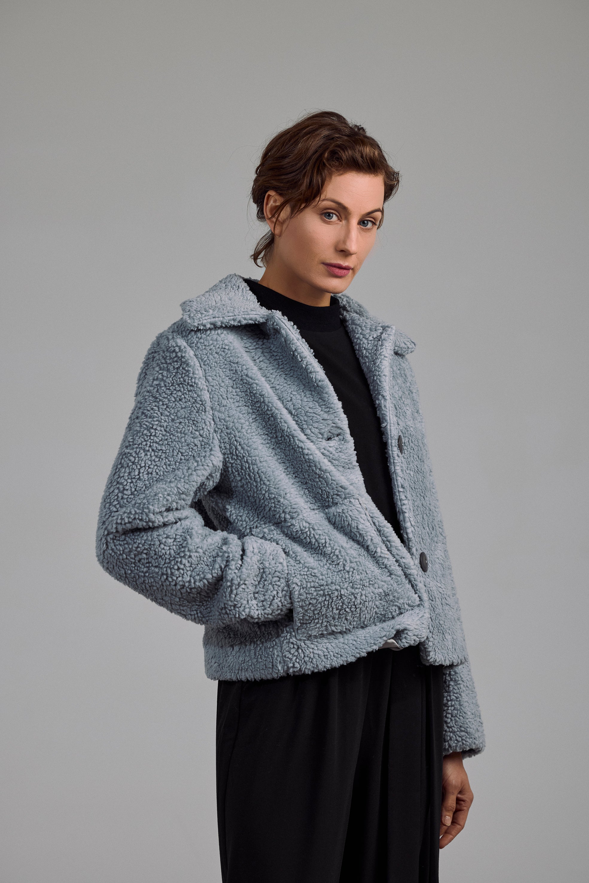 Seitenansicht der Teddyjacke Eline – weiches Material, entspannter Schnitt, designed in Bregenz.