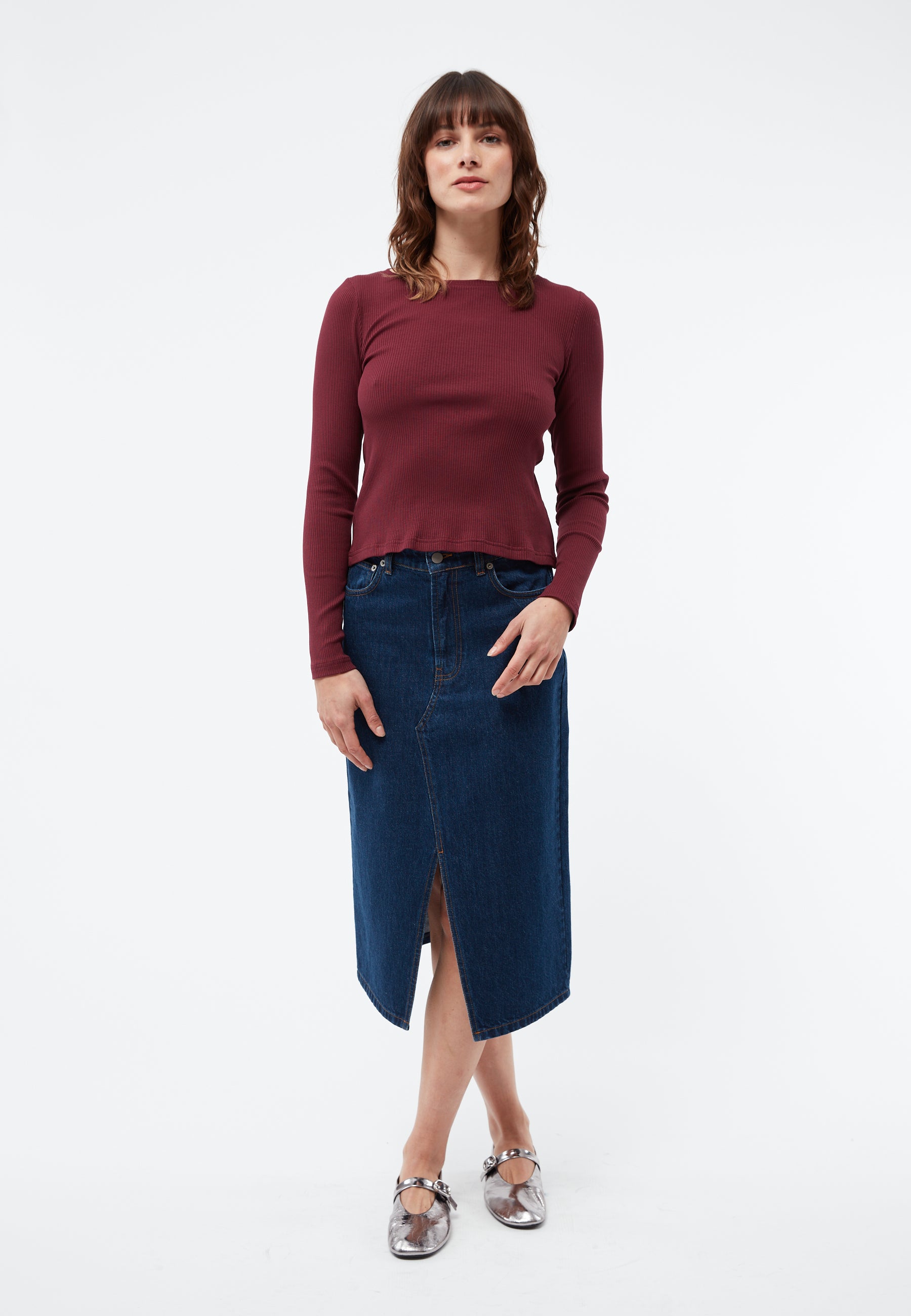 Schmal geschnittenes Bio-Baumwoll-Shirt in Trendfarbe Burgundy