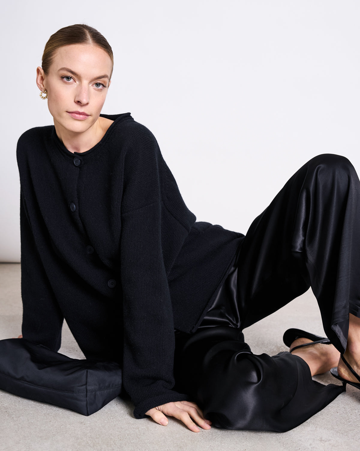 Outfit-Inspiration Loose Pants Fris mit Cardigan aus Wolle