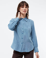 GIVN Berlin KASIA Bluse aus TENCEL™ mit Peach-Effekt in Cloudy Blue – Fair Fashion