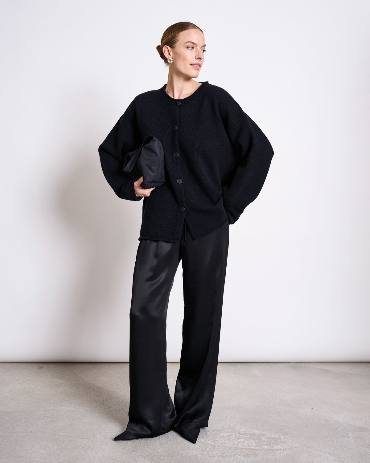 Elegante schwarze Hose veganer Satin Look von Jan N June
