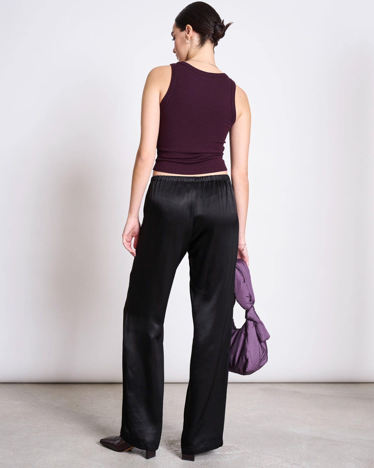 Nachhaltige Satin Hose schwarz mit weitem Schnitt