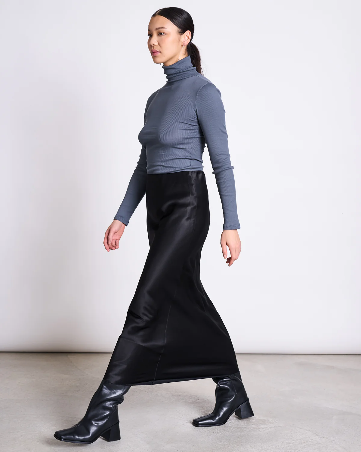 Nachhaltiger Maxirock schwarz von JAN N JUNE veganer Satin-Look