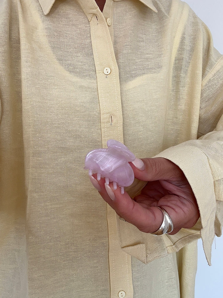 Nachhaltiger Haarclip Emi von Jona The Label – perfekt für Half-Bun oder Strähnen in Spring Blush Rose