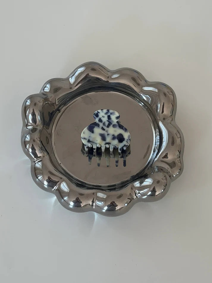 Nachhaltiger Haarclip Emi von Jona The Label – perfekt für Half-Bun oder Strähnen in Midnight Blue