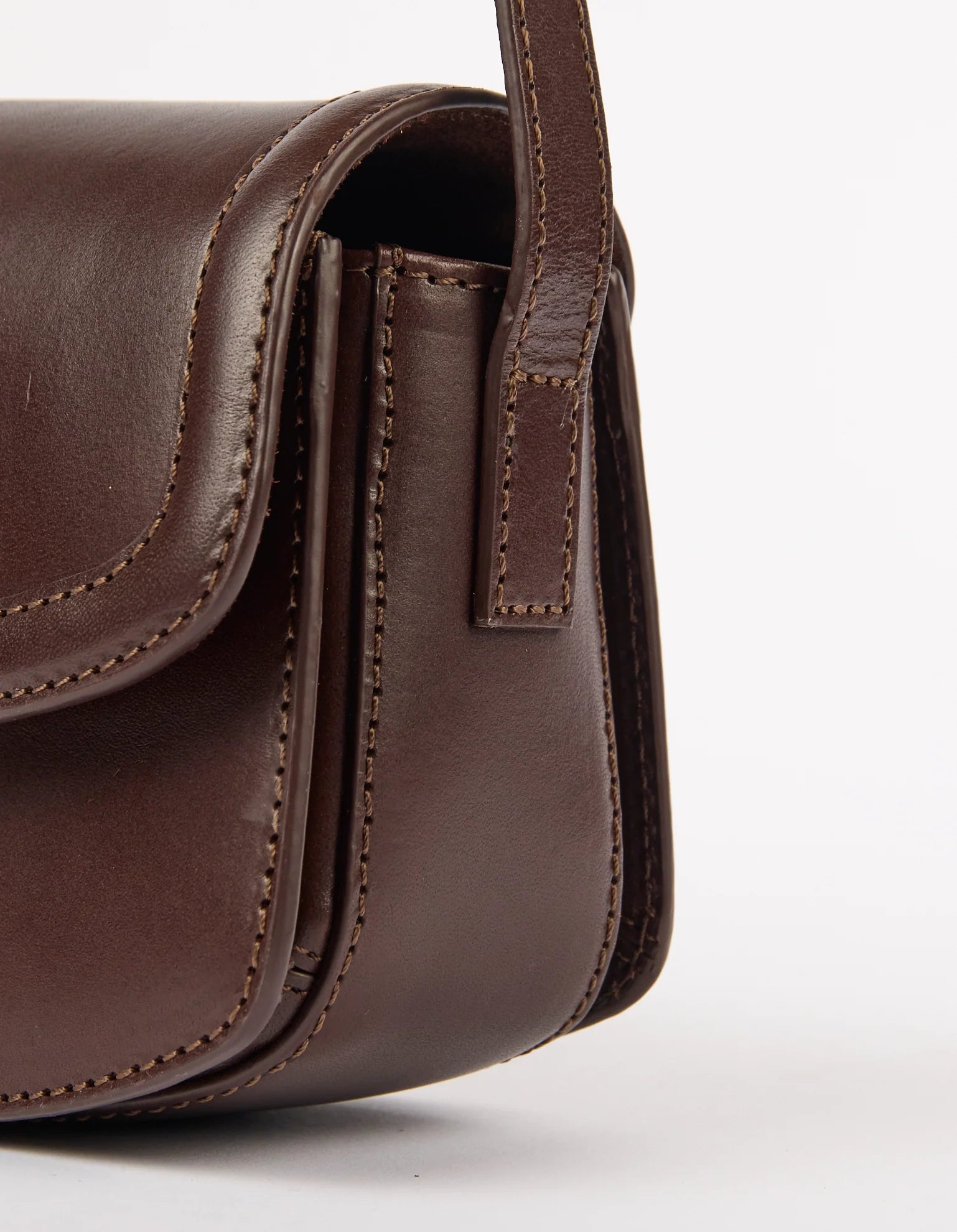 O My Bag Kendalini – klassische Crossbody Bag aus Chocolate Leder