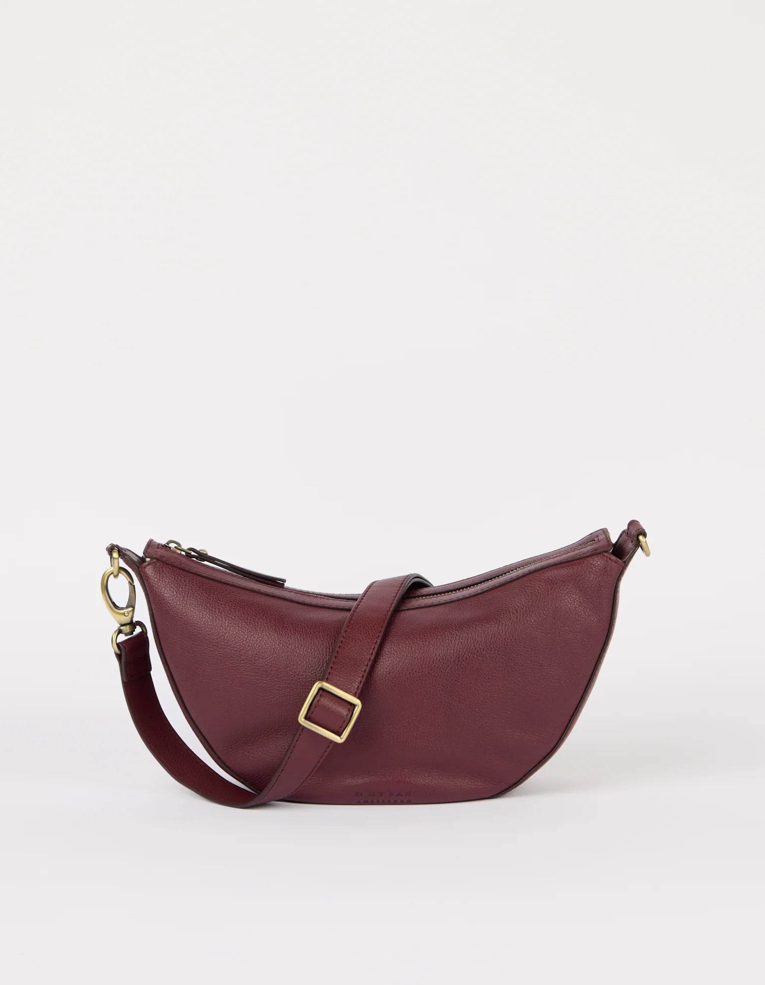 Nachhaltige Crossbody Bag Leo – vielseitig tragbar, fair produziert und in der Trendfarbe des Herbstes: Burgundy