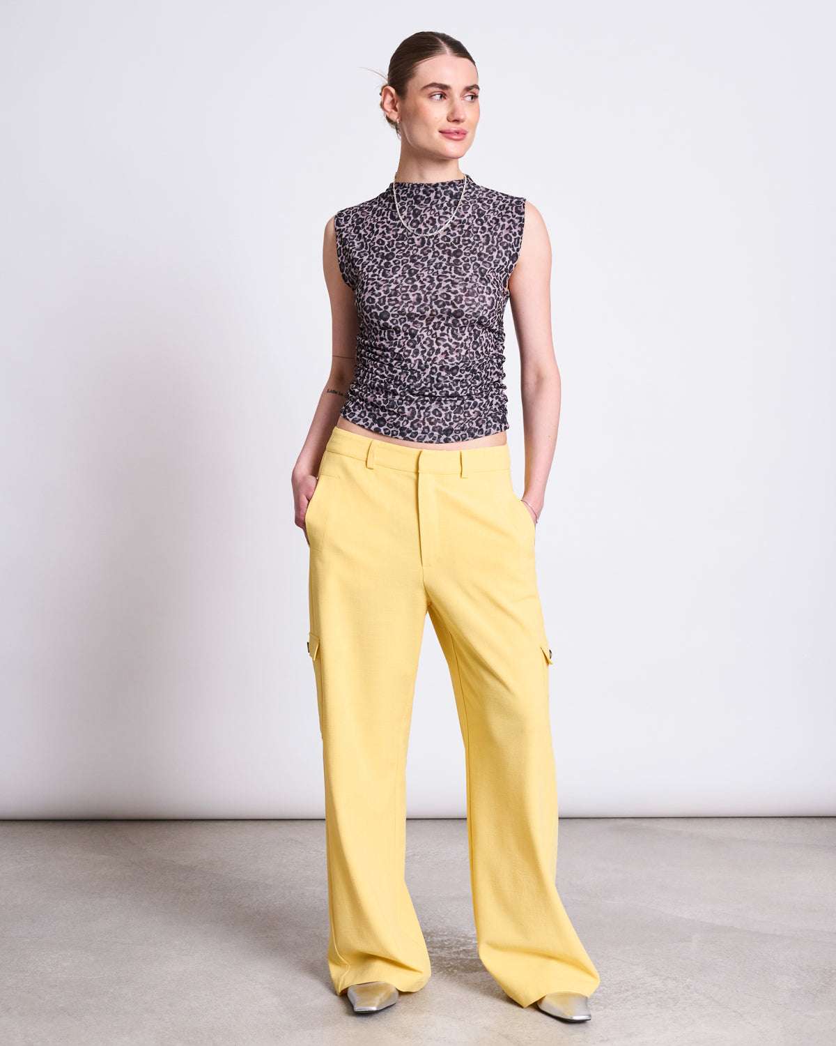 Nachhaltiges Ruffle Top mit Leo Muster von JAN N JUNE