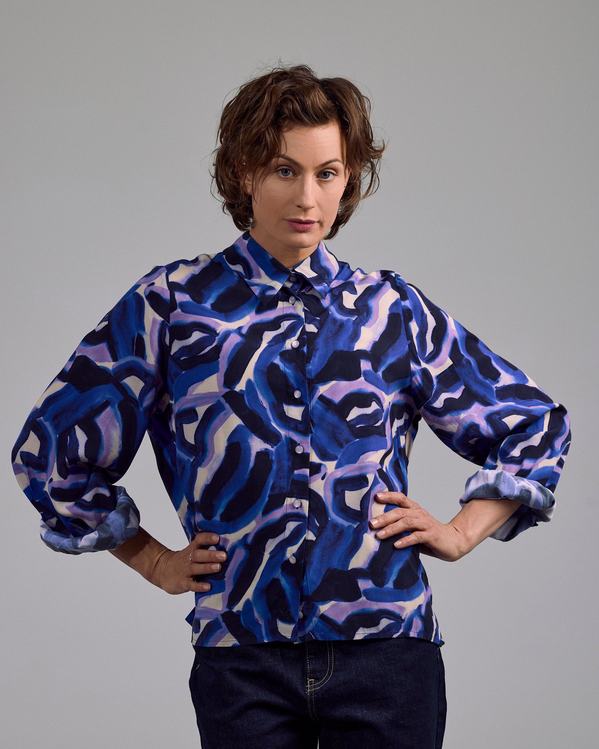 Miren Bluse Maiken K. mit abstraktem Print in Kobalt Blau – Frontansicht der Viskosebluse