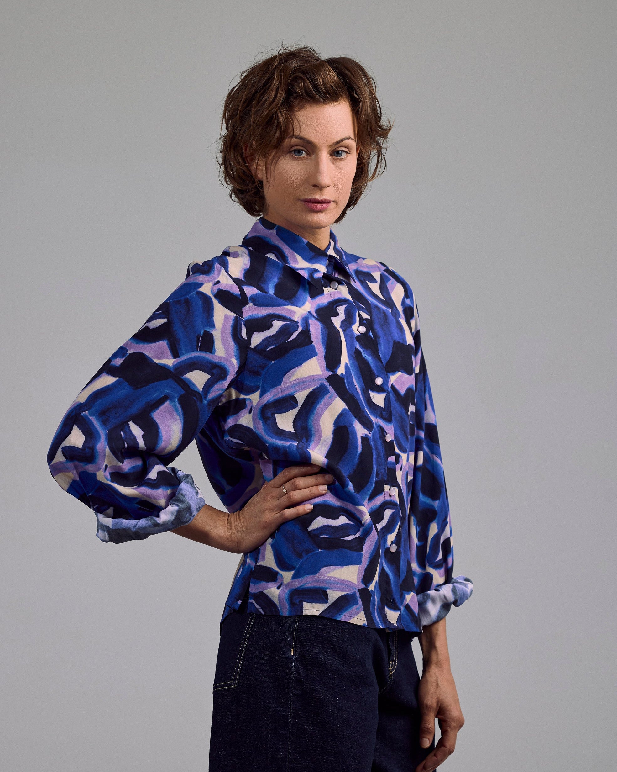 Rückseite der Miren Bluse von Maiken K. in Kobalt Blau mit lockerem Schnitt und Schleife