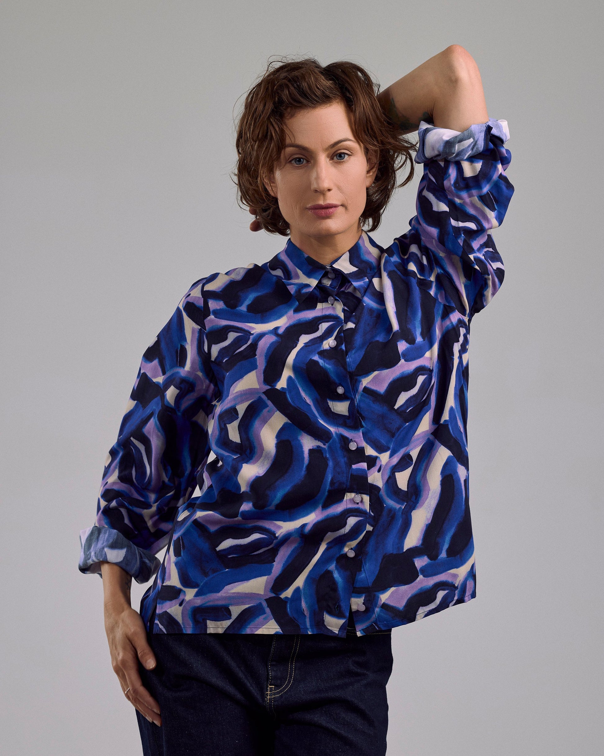 Bluse Miren von Maiken K. - Knopfleiste und Kragen im Detail – klassischer Look mit modernem Twist 