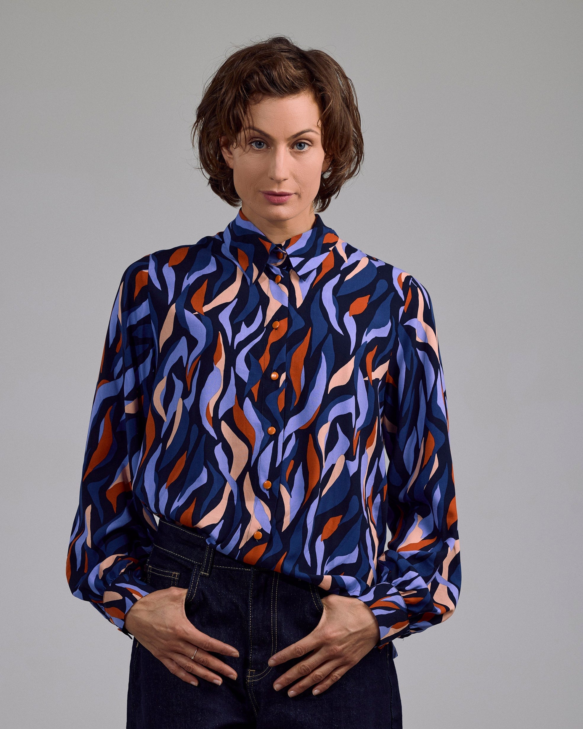 Getragene Miren Bluse Maiken K.  mit abstraktem Muster in Kobalt Blau – luftig & elegant