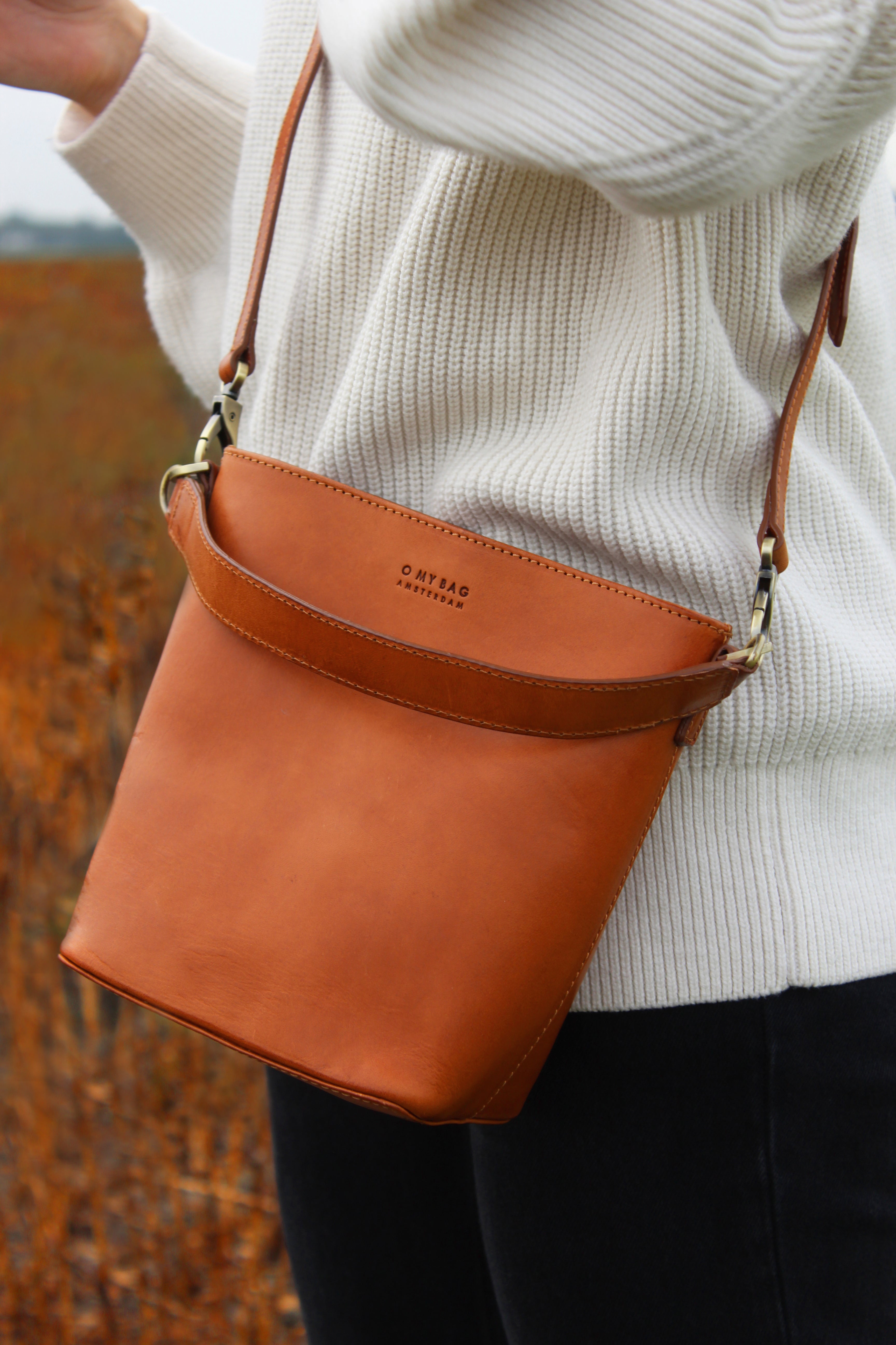 Bobbi Bag in cognac mit Top Handle und Crossbody Strap – O My Bag
