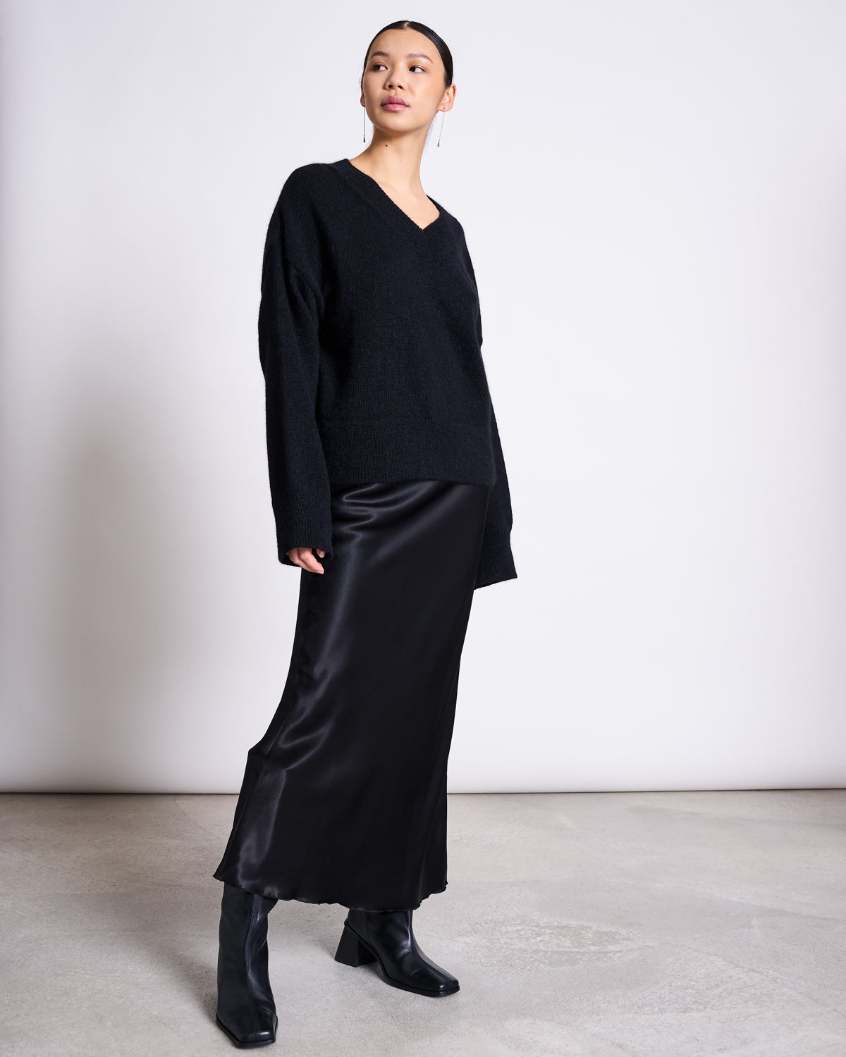Nachhaltiger Maxirock schwarz von JAN N JUNE veganer Satin-Look