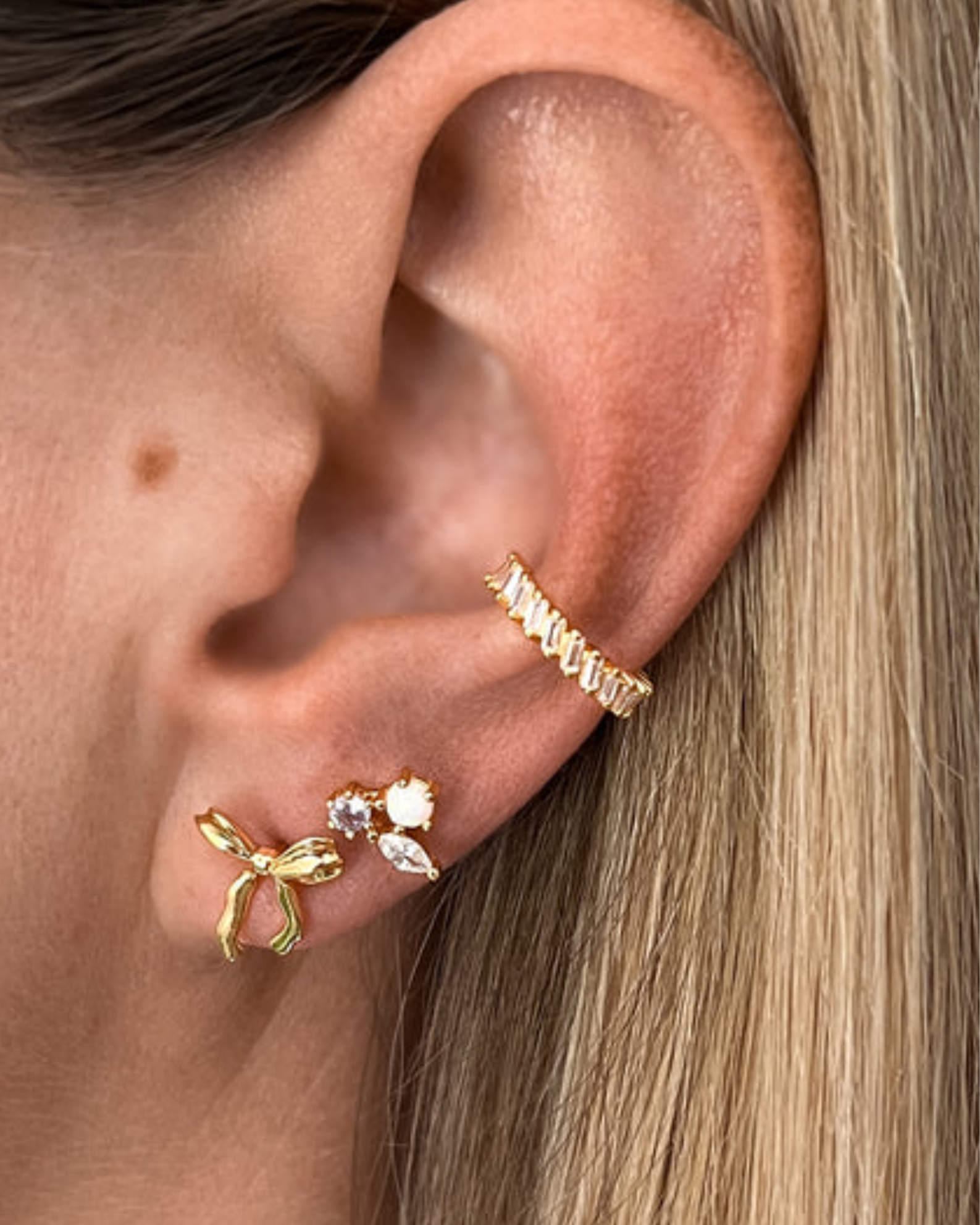 Zarte Bow Ohrstecker von Atelier Brandlinger – verspielt & elegant