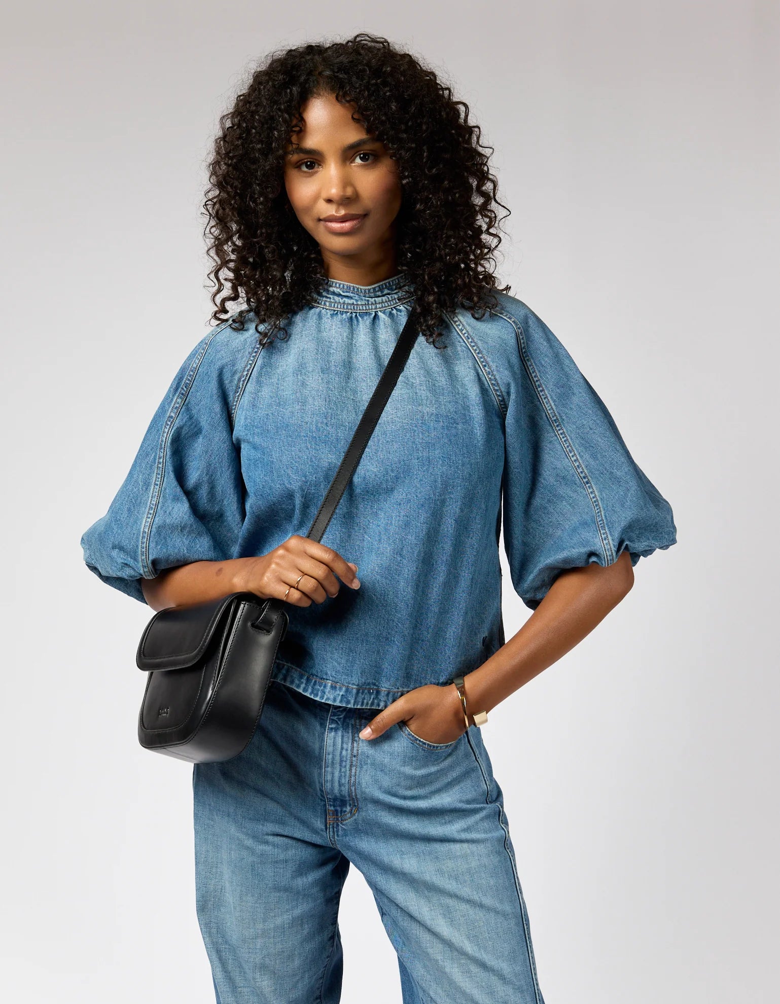 Nachhaltige Crossbody Bag Nina – schwarze Ledertasche, fair produziert