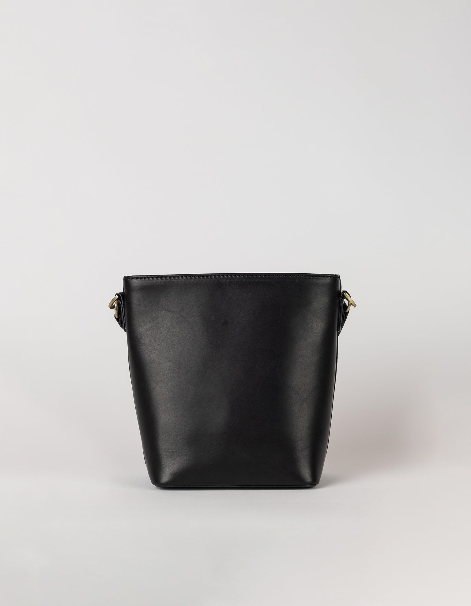 Nachhaltige Bucket Bag Bobbi – fair produziert aus Leder