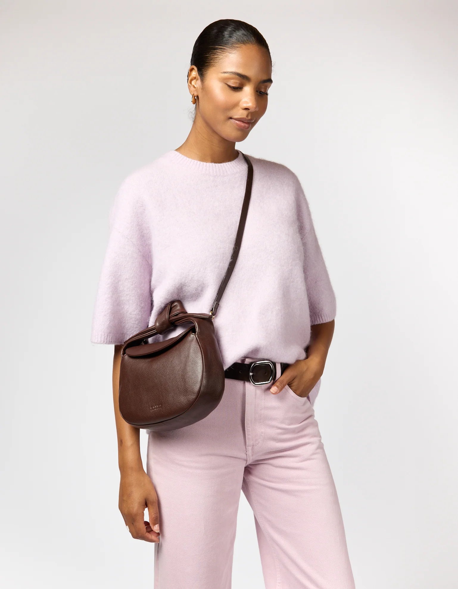Coco Croissant Bag mit Crossbody-Strap – Soft Grain Leder, Chocolate