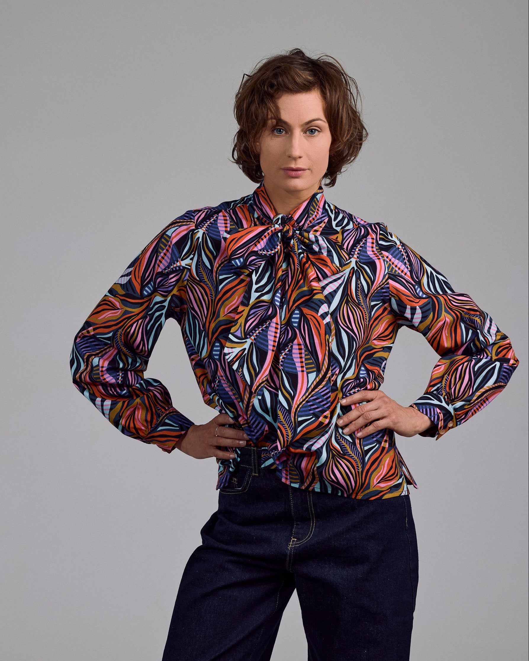 Ovia Bluse von Maiken K. – geometrischer Print, in flieder - mint, Schleifen-Detail und lockerer Schnitt, frontal getragen