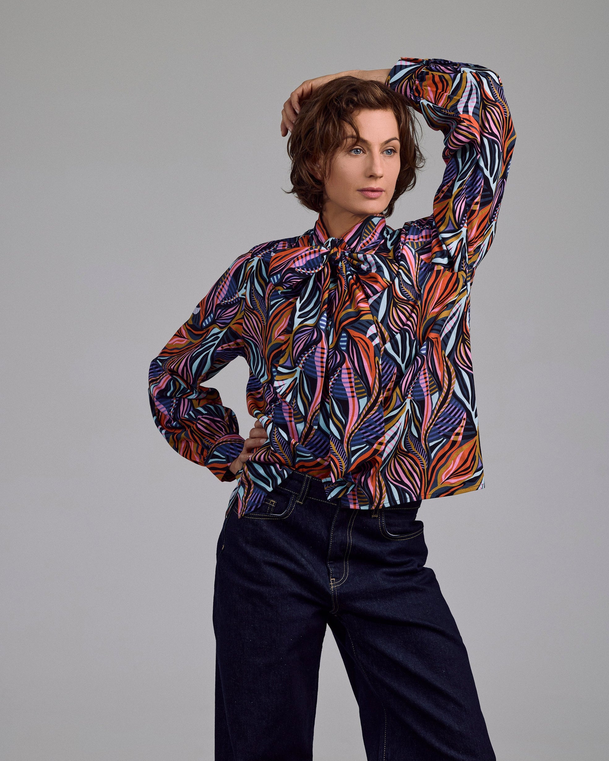 Ovia Bluse von Maiken K. mit geometrischem Muster in Flieder, Mint & Schwarz – frontal getragen mit Schleife