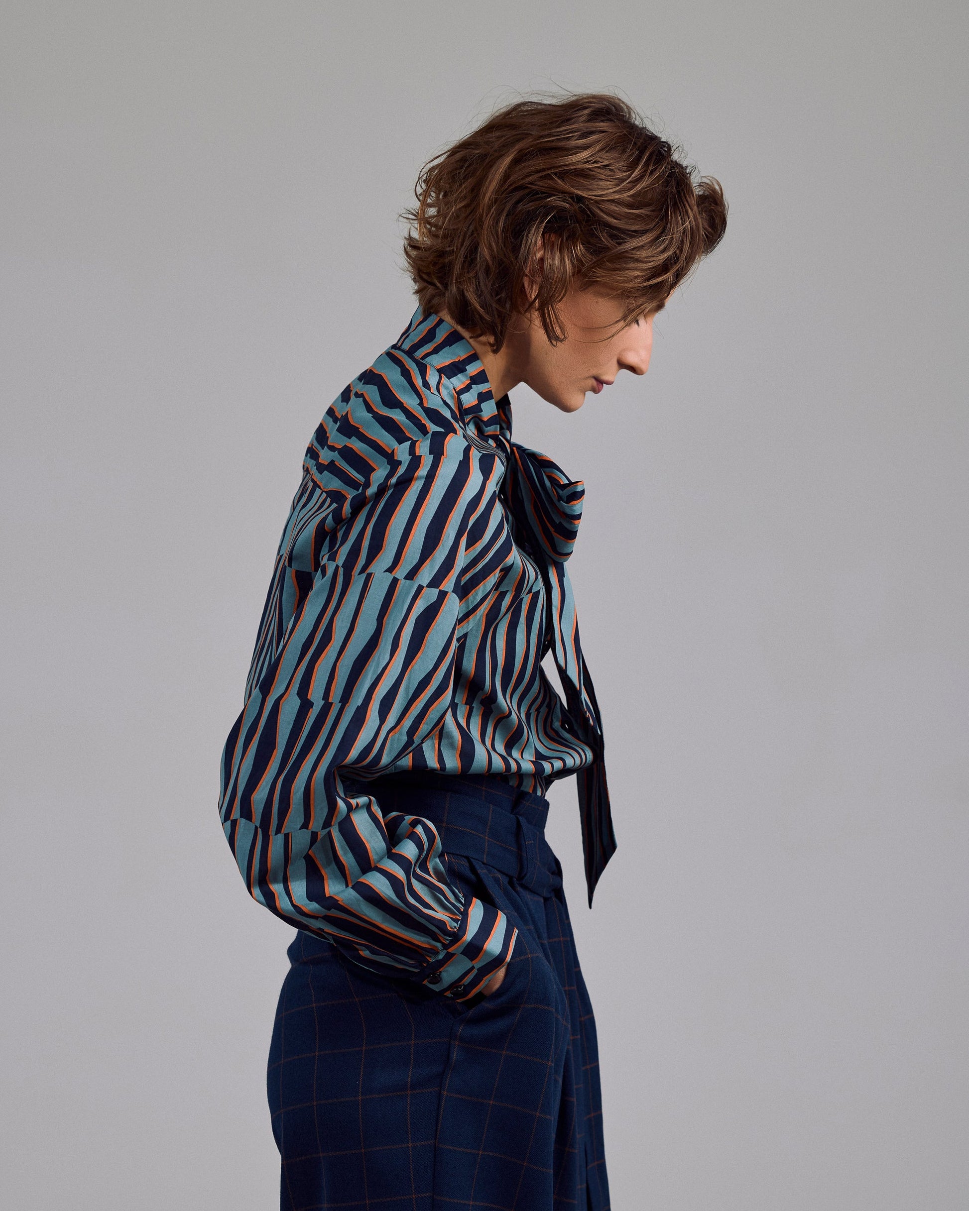 Lockerer Ärmel der gemusterten Ovia Bluse von Maiken K. – femininer Schnitt trifft auffällige Farbkombination