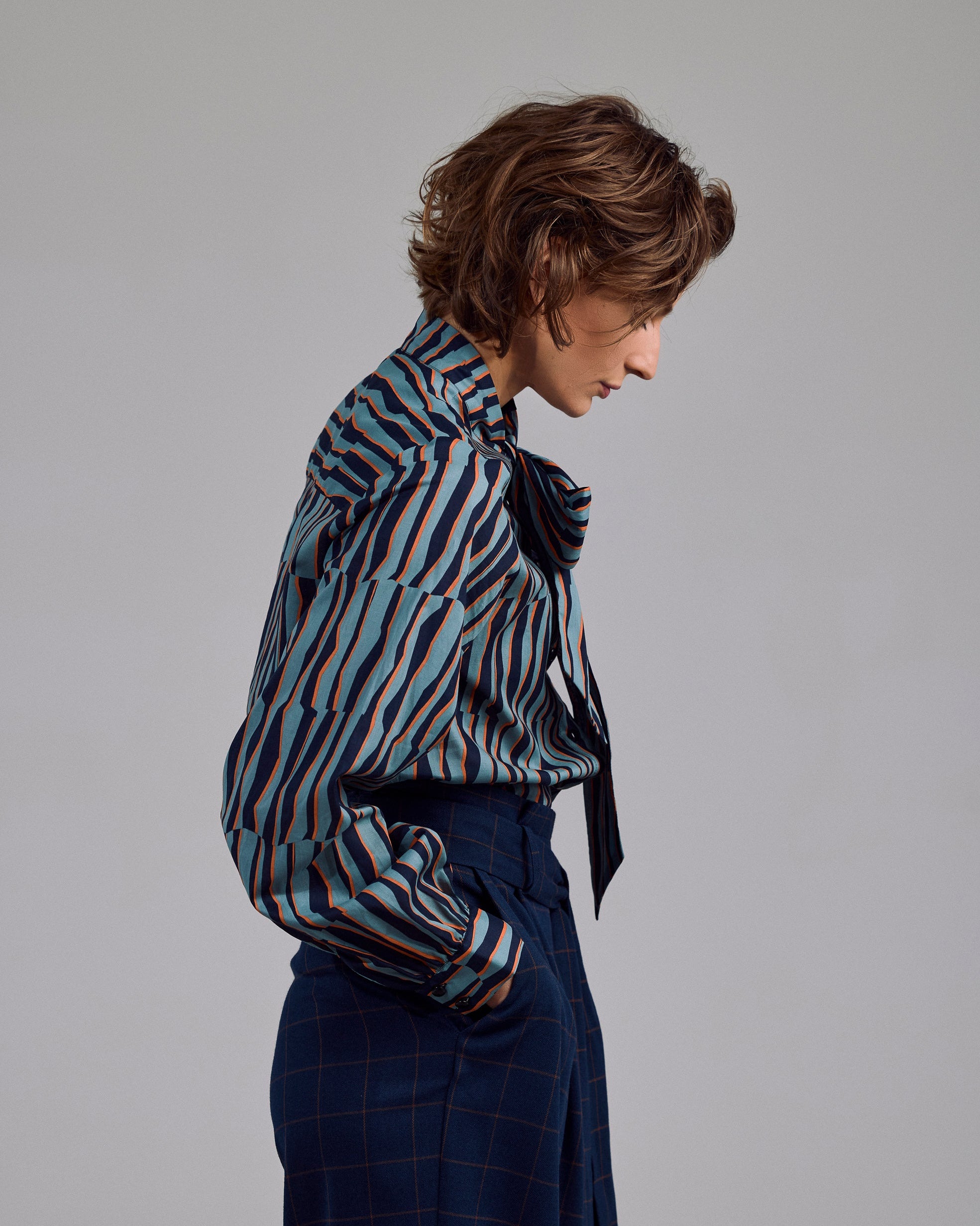 Lockerer Ärmel der gemusterten Ovia Bluse von Maiken K. – femininer Schnitt trifft auffällige Farbkombination