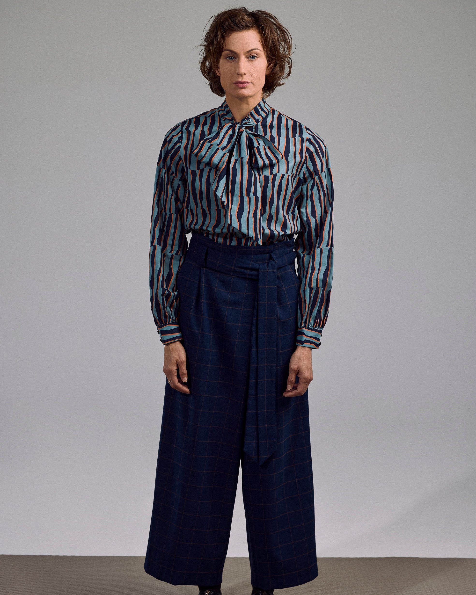 Detail der Schleife – Ovia Bluse mit farbigem Print in Mint, Orange & Schwarz, aus Baumwolle