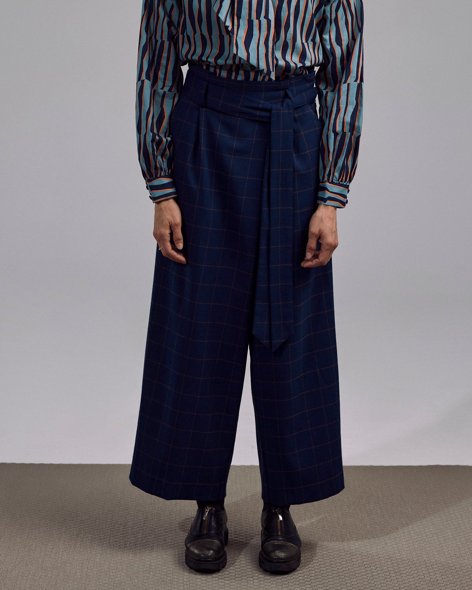 Paper Bag Hose 7/8 des Vorarlberger Labels Maiken K. in navy - camel