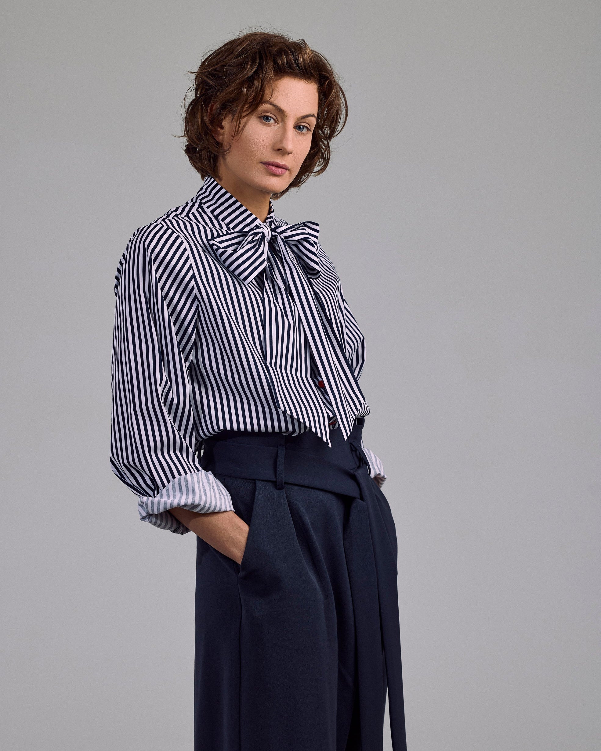 Lockerer Ärmel der Ovia Bluse – luftiger Schnitt aus 100 % Baumwolle, gestreift in Navy-Weiß