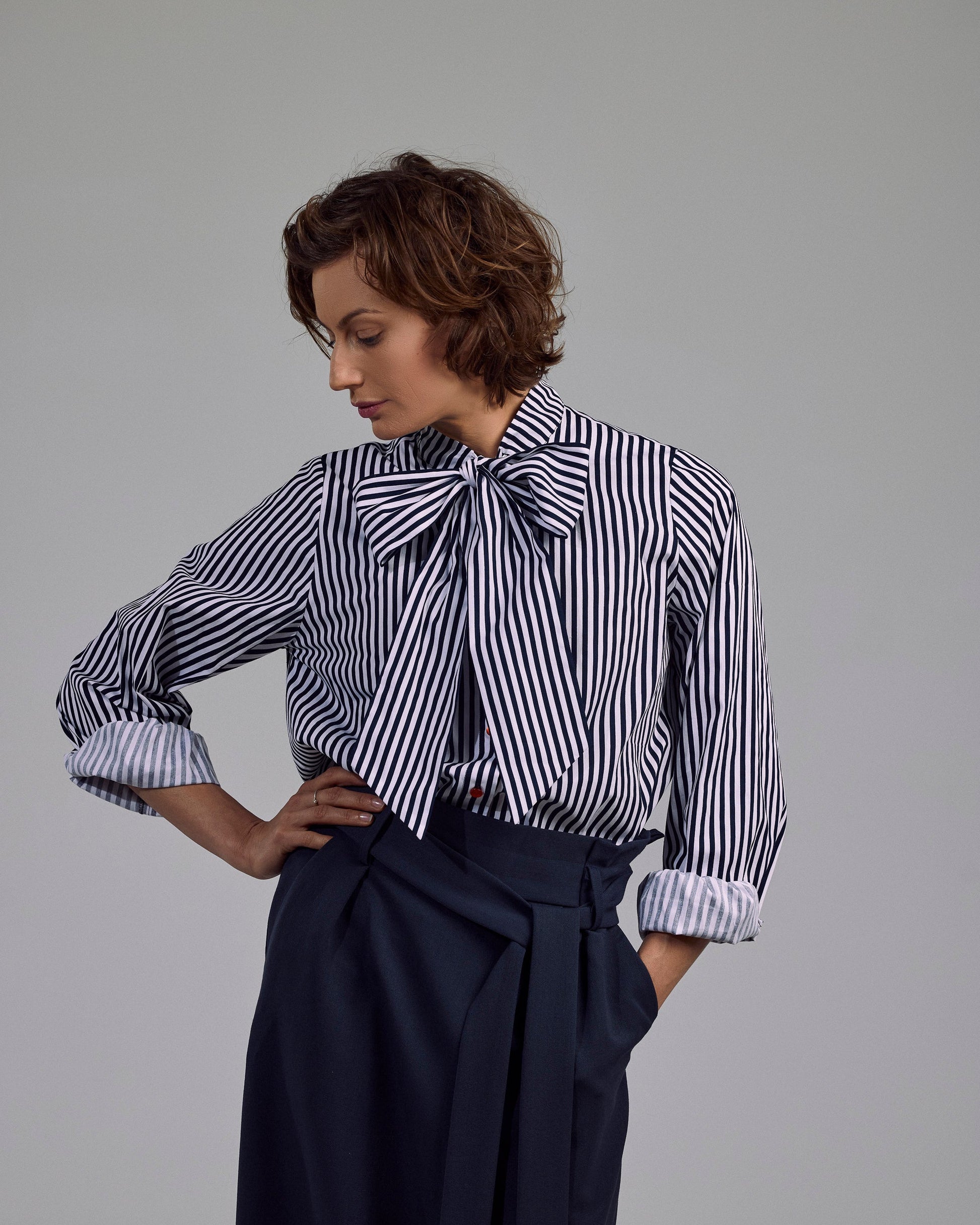 Model trägt die Ovia Bluse von Maiken K. – casual kombiniert mit High-Waist-Hose