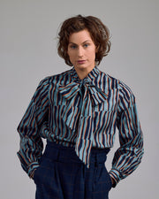 Ovia Bluse von Maiken K. – geometrischer Print, mint - orange, Schleifen-Detail und lockerer Schnitt, frontal getragen