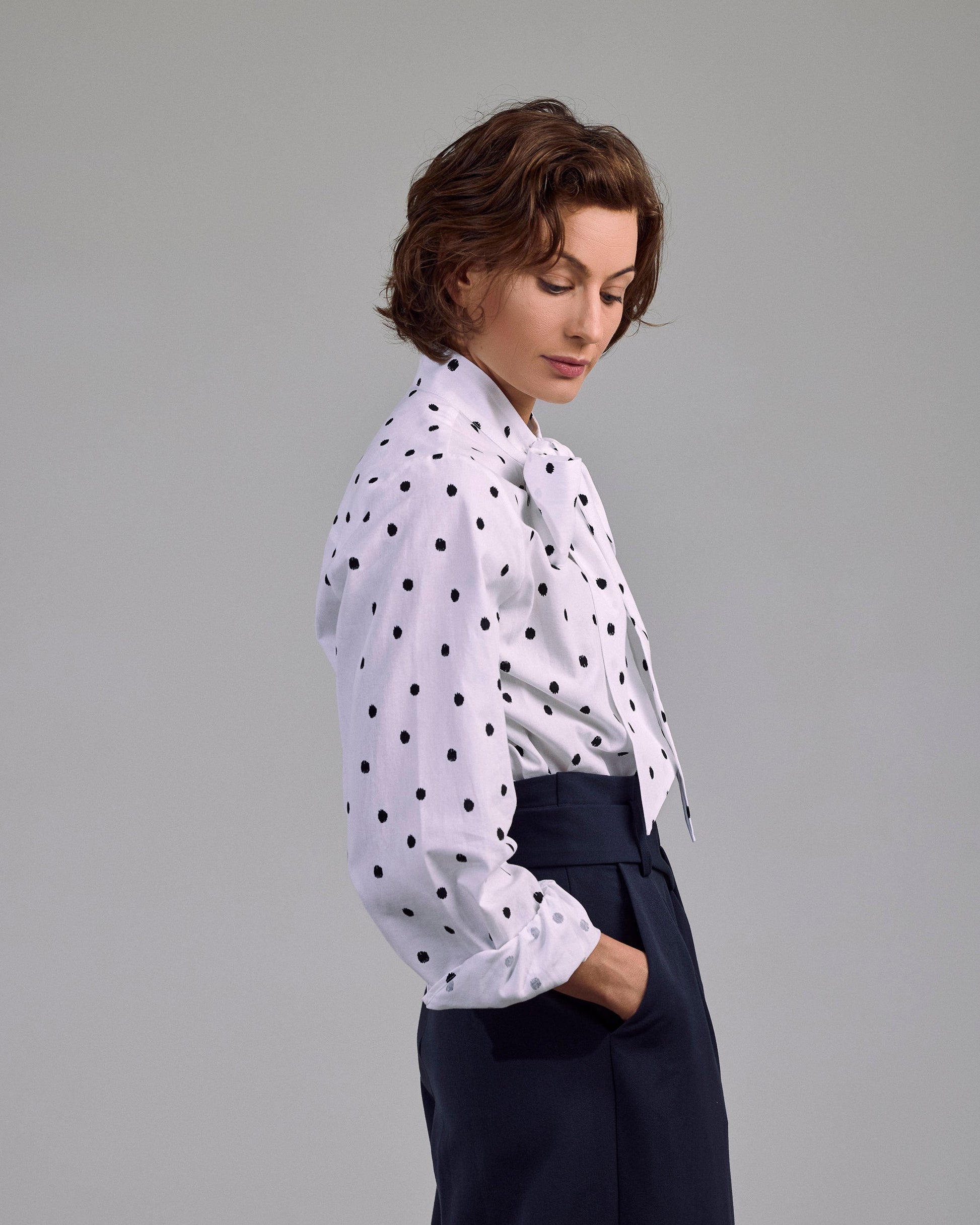 Rückansicht der gepunkteten Ovia Bluse von Maiken K. – fließender Schnitt und klassische Silhouette